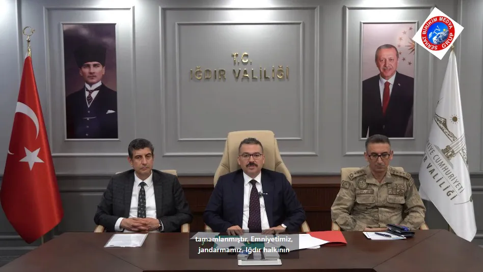 Dem partililer belediye başkan odasından Türk büyüklerinin resmini indirmeye kalktı.