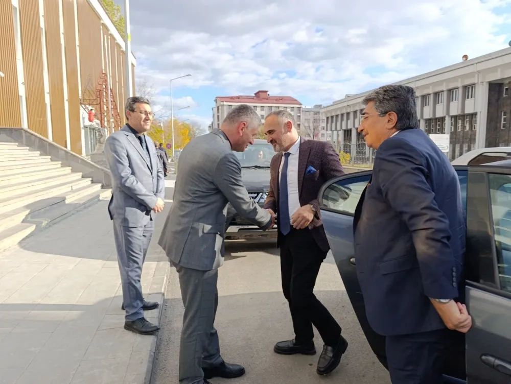 Kars’taki yapımları devam eden Kütüphane inşaatlarını yerinde inceledi Genel Müdürü Taner Beyoğlu, İl Kültür ve Turizm Müdürü Bayram Yığcı ile birlikte