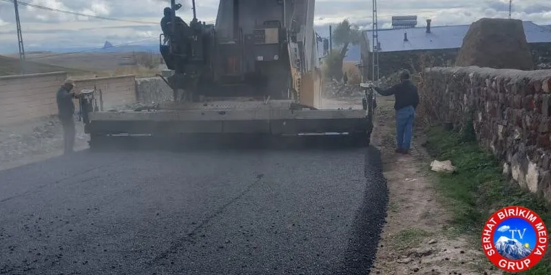 Kars İl Özel İdaresi Köylere Sonbaharda Bile Sıcak Asfalt Atıyor!