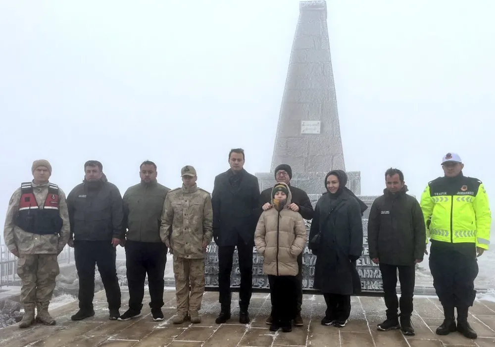 Kars Valisi Ziya Polat Şehitleri Ziyaret Etti