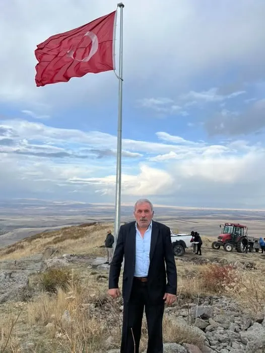 Ermenistan Sınırı Kara kuzu Dağına Türk Bayrağı Diktiler  