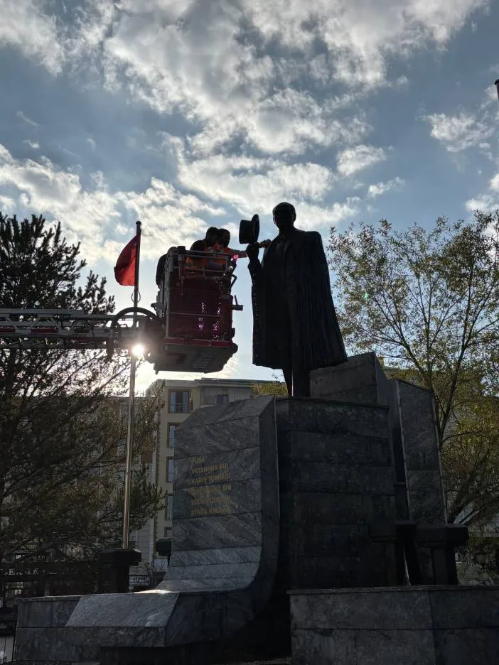 Kars’ta Atatürk Anıtları Gül Suyu ile Yıkandı