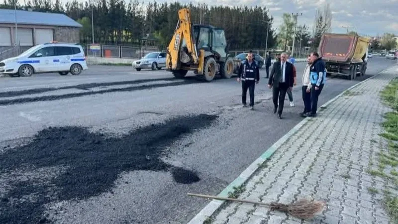Göle Belediyesi bozulan yollara yama yaptı