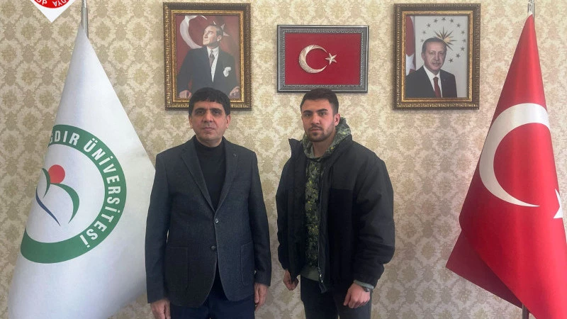 Türkiye Şampiyonu Boksör Cem Kaya, Artık Iğdır Üniversitesi Formasıyla Yumruklarını Atacak!