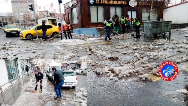 Ardahan da Belediye ekipleri buz tutan kaldırımlarda buz temizleme çalışması yaptı.