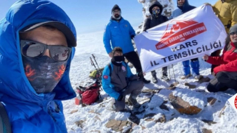 Ardahanlı ve Karslı dağcılar dağın zirvesine astılar