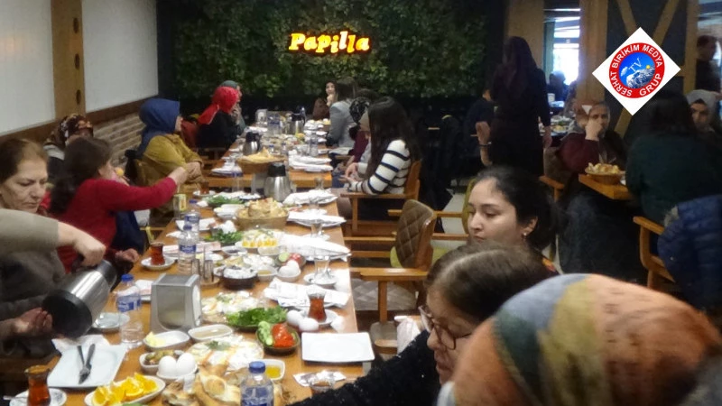 Depremzede kadınlara kahvaltılı kutlama